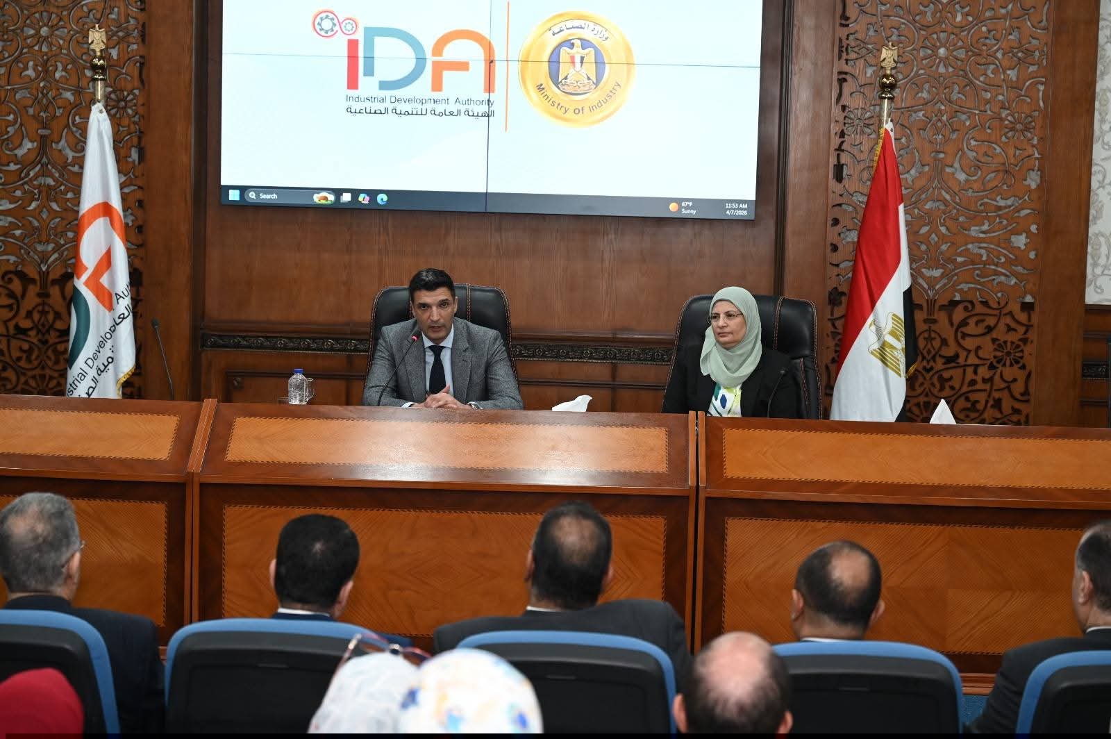 وزير الصناعة يلتقي قيادات وموظفي الهيئة العامة للتنمية الصناعية لمناقشة تطوير الأداء وتعزيز كفاءة الخدمات المقدمة للمستثمرين